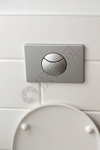 厕所的抽水按钮挂在旅馆房子浴室的墙上图片