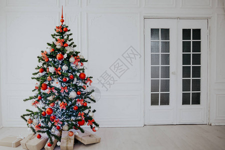 房间里的树和圣诞装饰礼物图片