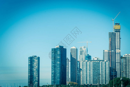 从密歇根湖看芝加哥市中心的建筑密度图片