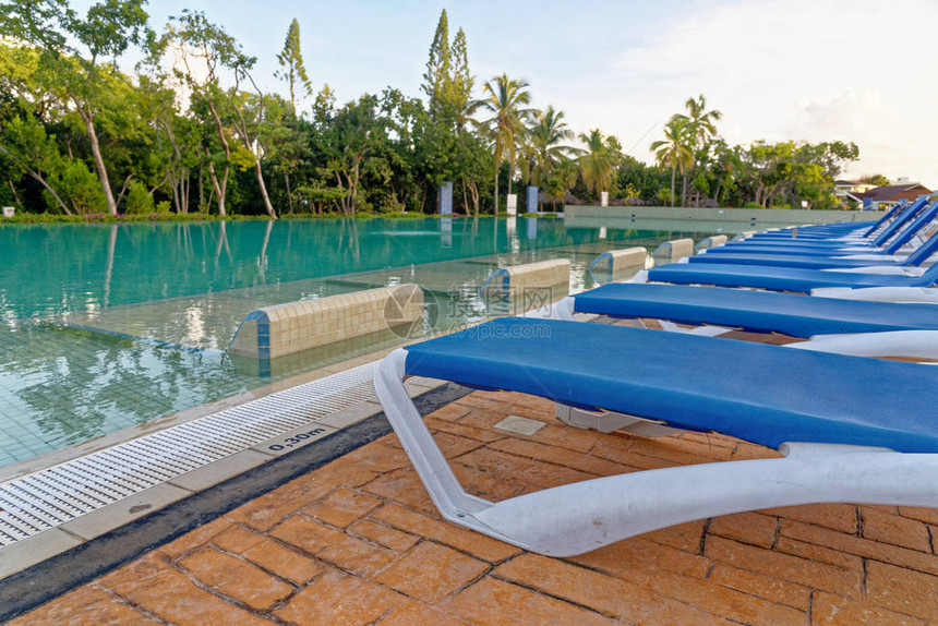 夏季旅行假期和假期的概念游泳池附近的沙滩椅古巴拉德罗旅游胜地的绿松石游泳池图片
