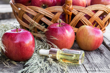 在接近成熟的红苹果的木制桌上背景图片