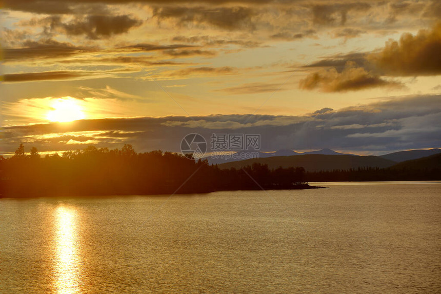 在日落时见于瑞典瓦斯特波顿Kultsjon湖的Marsfjae图片