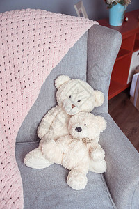 两只白色玩具泰迪熊在椅子上一只柔软图片