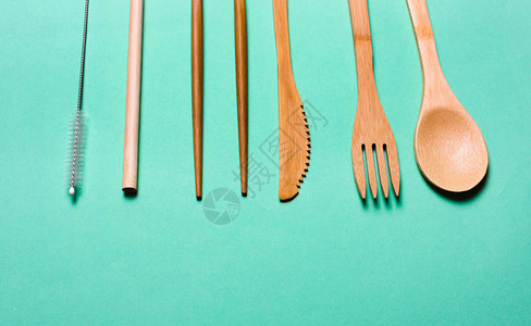 自然生态有机木叉勺子绿背景的餐具概念为零废物图片