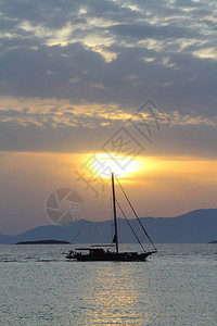 日落时的海景图尔古特雷斯海滨小镇和壮观的日落高清图片