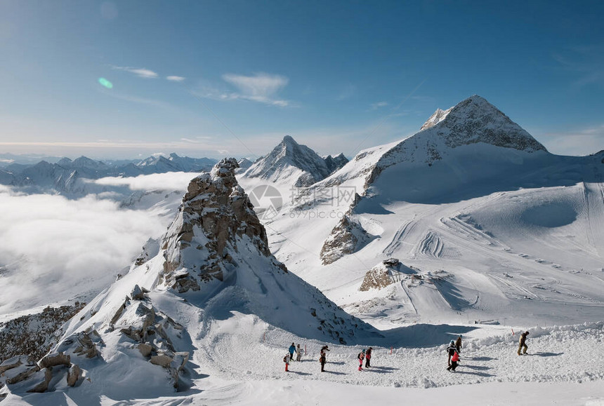 在奥地利阿尔卑斯山的Hintertux冰川顶部有滑翔杆图片