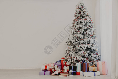 白色圣诞树装饰新年礼物室内假期图片
