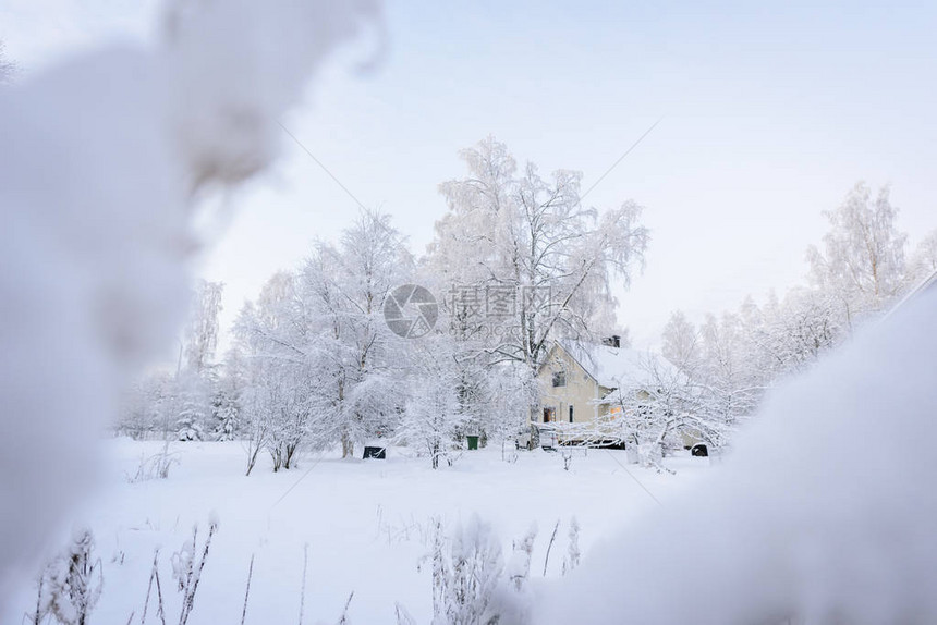 芬兰拉普兰的森林中的房子在冬季被大雪所淹没芬兰的L图片