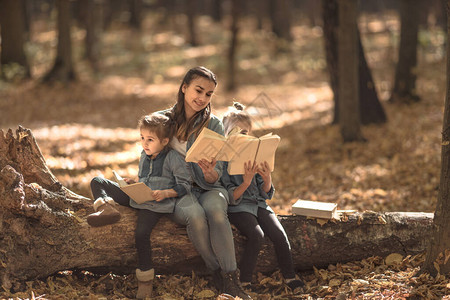 妈为秋天森林的孩子读一本书图片