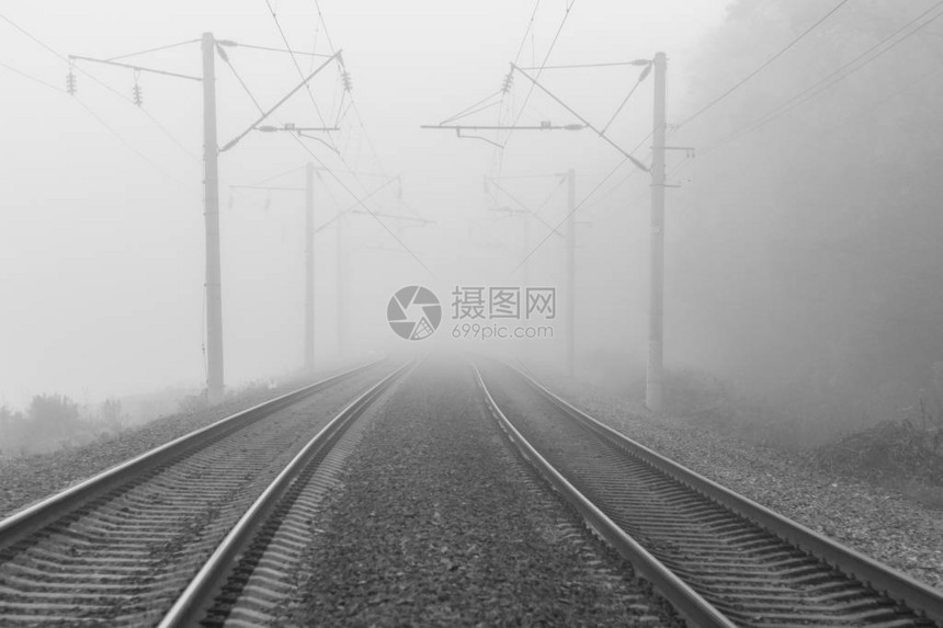 在一个雾中清晨近距离的铁图片