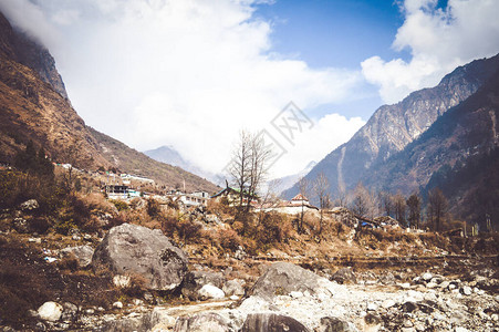 大同火山群一个夏天早上的全景中画像般的背景