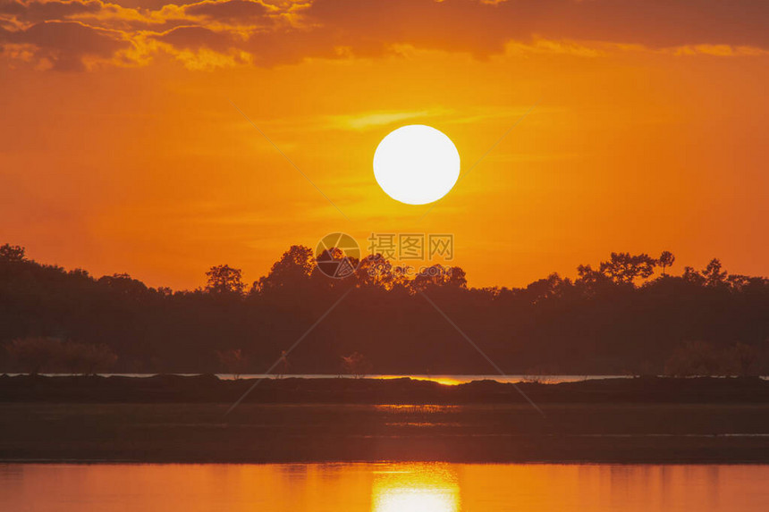 在湖的日落美丽的夕阳在云层上方的湖景背之上日落时有云图片