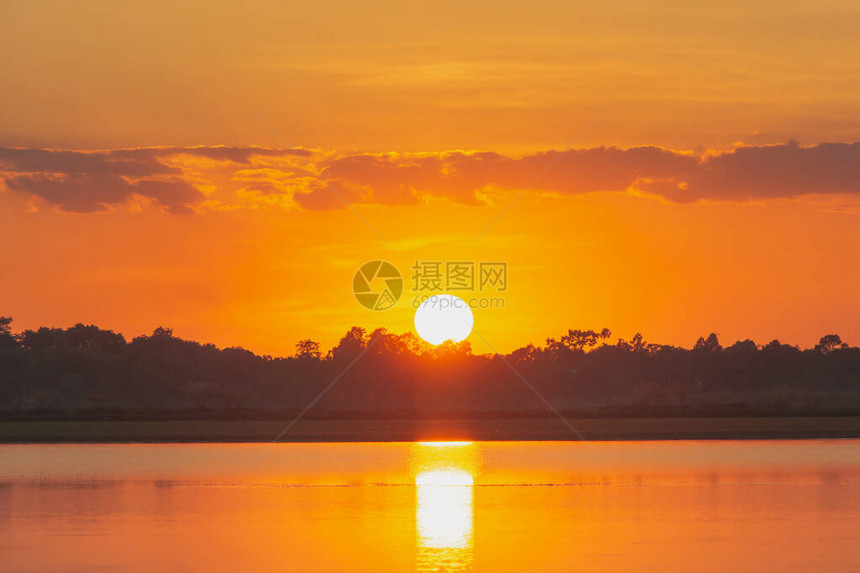 在湖的日落美丽的夕阳在云层上方的湖景背之上日落时有云图片