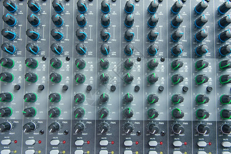 音频混音器控制面板顶部视图用于调整音量的图片