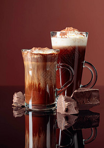 热巧克力加奶油还有棕色背景的黑色巧克力复制空间图片