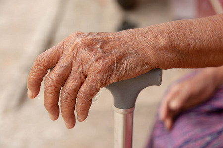 亚洲老妇人的手拄着拐杖图片