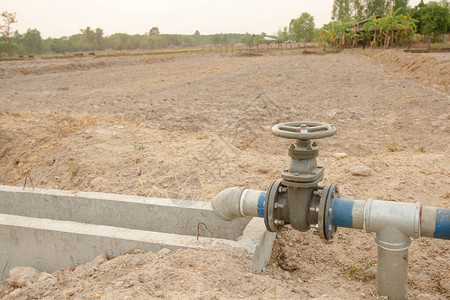 农耕用灌溉管道和水阀的水图片