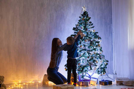 圣诞树圣诞夜夜的妈和儿子在圣诞图片