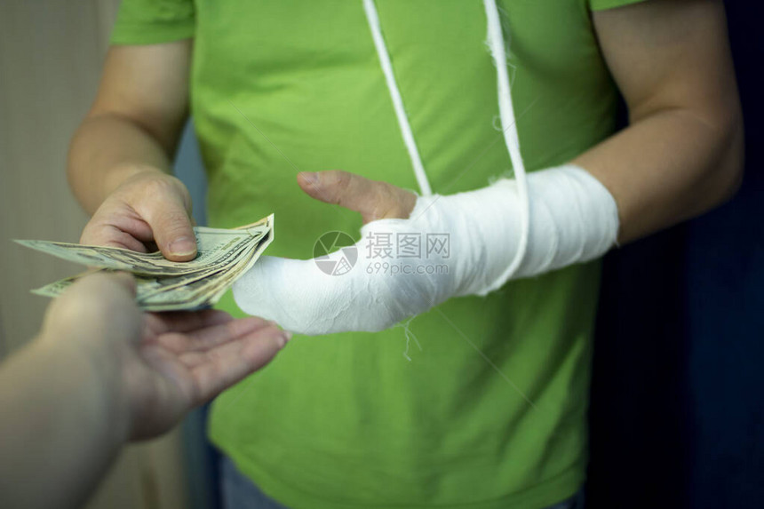 一个手臂打石膏的人可以从医院紧急医疗护理的费用和开支中省钱付了药费手术后图片