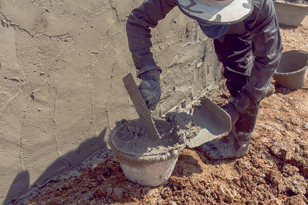 建筑工人使用水泥石膏在建背景图片