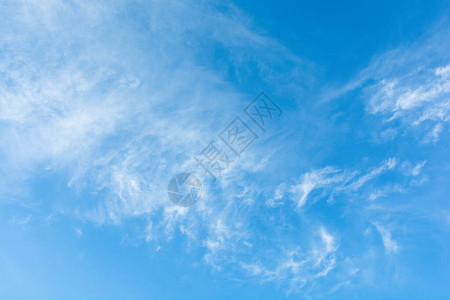 在蓝天背景的卷云图片