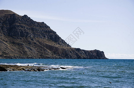 海景大海和山脉阳光明媚的夏日图片