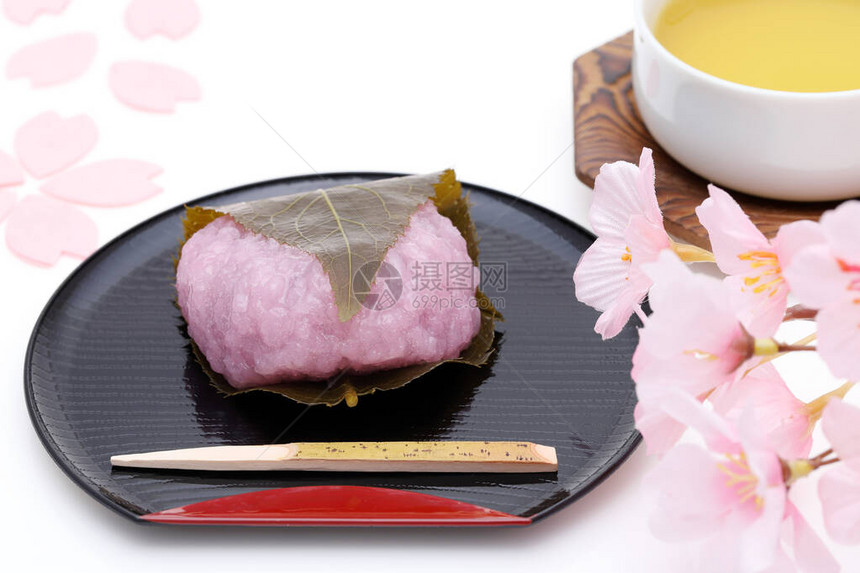 日本糖果白色背景上的樱花麻糬甜图片