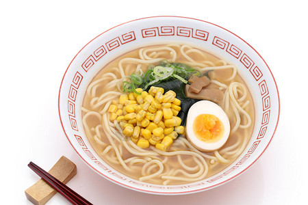 白色背景碗中的日本味噌拉面图片