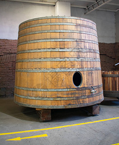 在圣地亚哥附近的智利酒厂酿酒的WoodenMixin图片