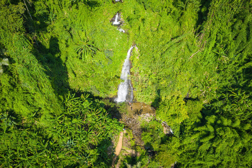 东南亚老挝VangVieng地区美丽的KaengYuy瀑布的空中景象照片图片