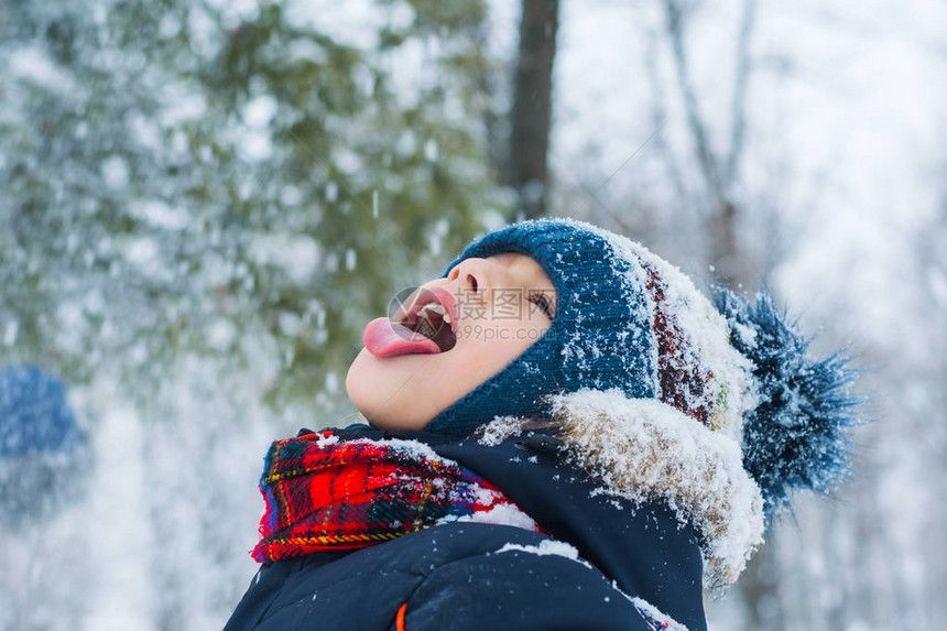 男孩伸出舌头接住雪花图片