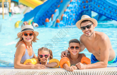在水上公园休息的幸福家庭图片