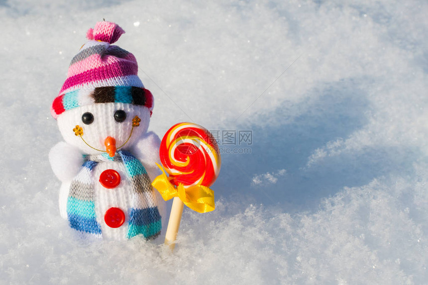 雪地里有糖果的小针织雪人图片