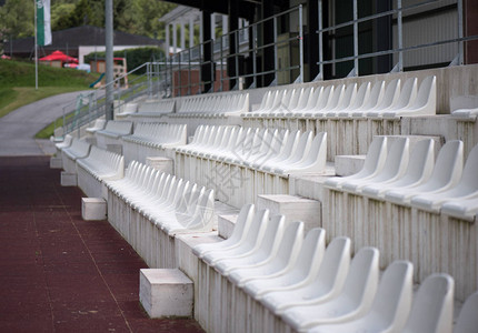 体育场球迷区的白色座位一个小型体育场的看台球迷体图片