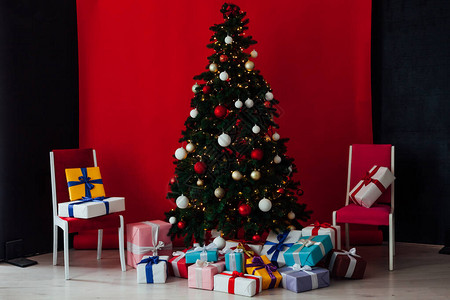 圣诞树在新年房子的红装饰室内含图片