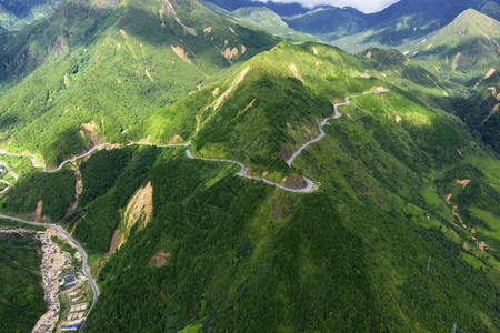 从空中俯瞰范西潘山脉与水稻梯田农村或农村地区的绿色农田亚洲时的丘陵山谷越南沙巴图片