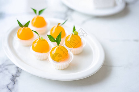橘子果壳被装饰在一盘橙色相似的特上图片