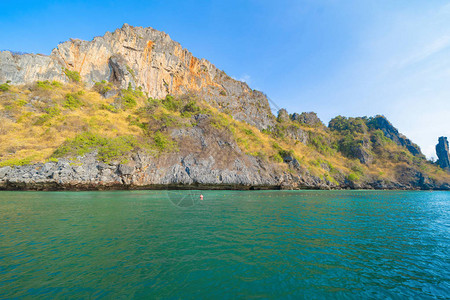 普吉岛在夏季旅行假期度假旅行期间泰国安达曼海蓝天白图片