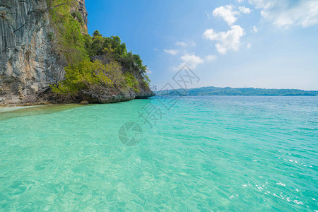 普吉岛在夏季旅行假期度假旅行期间泰国安达曼海蓝天白图片