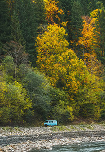 山河的秋天景象图片