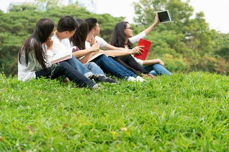 在大学或校公园的小组项目中学习的年轻学生团队快乐学习社区团队合作和图片