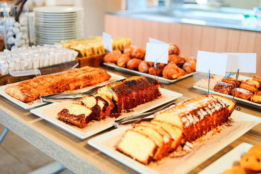 咖啡厅和面包店的甜巧克力和柠檬派糕点糕点店的各种蛋糕早餐选择自制食物美味新鲜出炉的沙图片