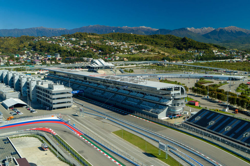 SochiAutodrom主要赛道和赛马道车库以及汽车场管理大楼空中观测您可以看到图片