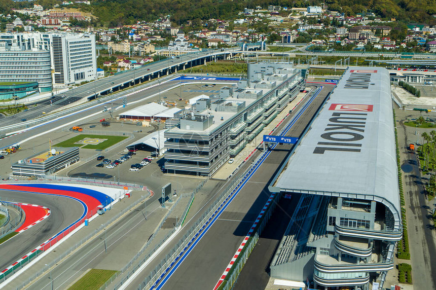 SochiAutodrom主要赛道和赛道车库以及汽车场管理大楼空中观察从远处图片