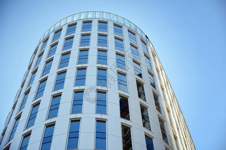 对未来玻璃办公楼商业现代城市钢浅蓝色背景的全景和透视广角视图成功行业技术架背景图片