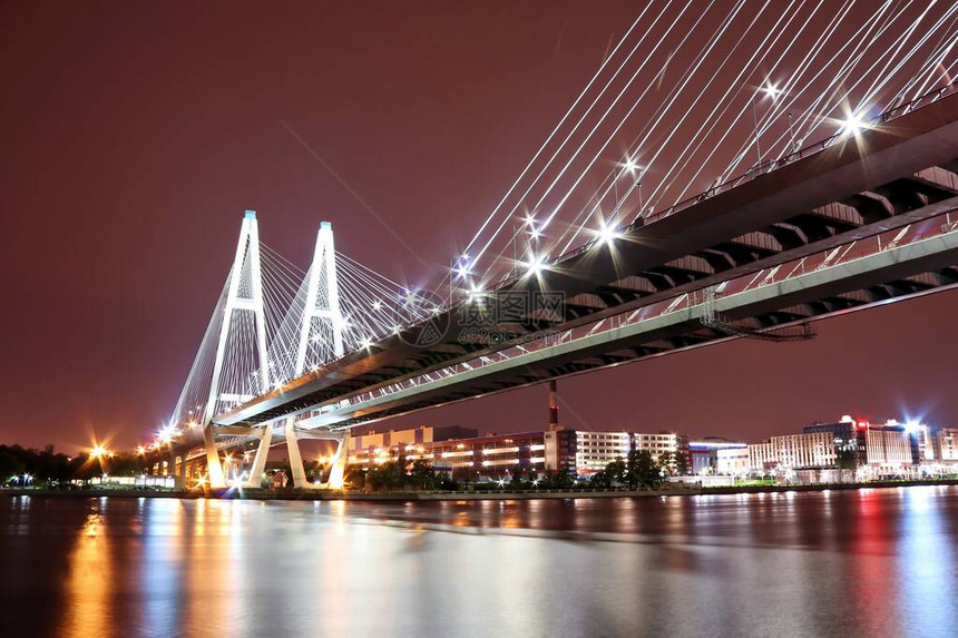 夜晚河上的斜拉桥灯光绚丽多彩图片