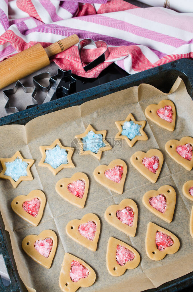 在家里制作饼干和圣诞姜饼的过程用于烘烤的面团节日食品家庭烹饪圣诞节和图片