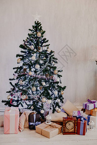 配有灯光礼品的Garland圣诞树装饰品图片
