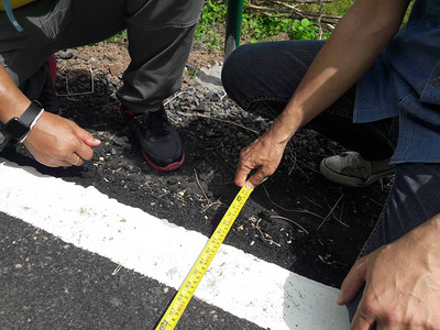 测量道路宽度的图片