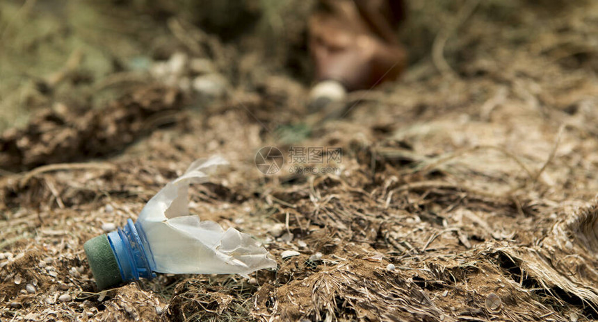 环境灾难海边的塑料垃圾海滩污染概念图片